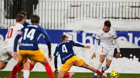 En un duelo marcado por la nieve, que obligó a retrasar el inicio del encuentro, un gol de Chacón marcó de inicio el partido entre Andorra y Cultural.