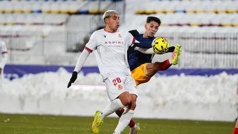 En un duelo marcado por la nieve, que obligó a retrasar el inicio del encuentro, un gol de Chacón marcó de inicio el partido entre Andorra y Cultural.