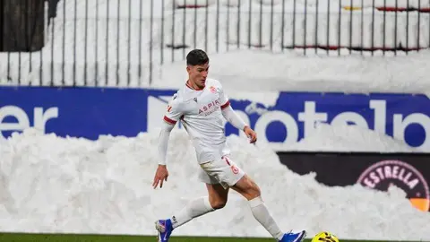 En un duelo marcado por la nieve, que obligó a retrasar el inicio del encuentro, un gol de Chacón marcó de inicio el partido entre Andorra y Cultural.