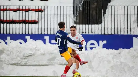 En un duelo marcado por la nieve, que obligó a retrasar el inicio del encuentro, un gol de Chacón marcó de inicio el partido entre Andorra y Cultural.