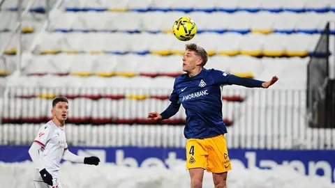 En un duelo marcado por la nieve, que obligó a retrasar el inicio del encuentro, un gol de Chacón marcó de inicio el partido entre Andorra y Cultural.