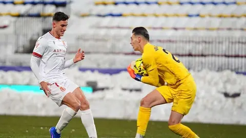 En un duelo marcado por la nieve, que obligó a retrasar el inicio del encuentro, un gol de Chacón marcó de inicio el partido entre Andorra y Cultural.