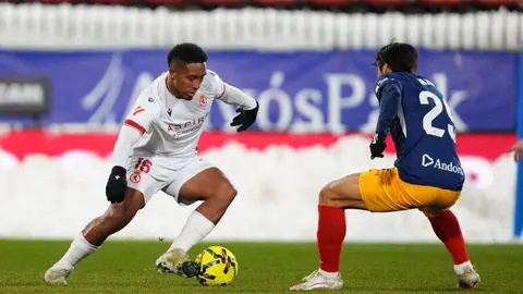 En un duelo marcado por la nieve, que obligó a retrasar el inicio del encuentro, un gol de Chacón marcó de inicio el partido entre Andorra y Cultural.