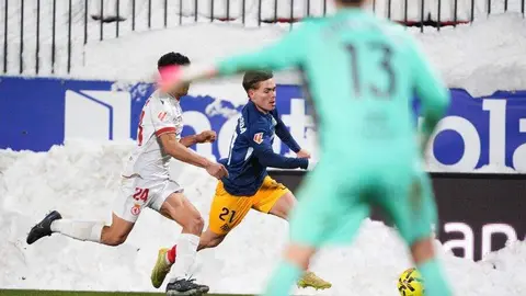 En un duelo marcado por la nieve, que obligó a retrasar el inicio del encuentro, un gol de Chacón marcó de inicio el partido entre Andorra y Cultural.