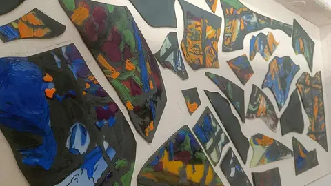 León se ha sumado al recuerdo mundial de David Bowie con una obra artística singular y permanente. La ciudad acoge la única vidriera emplomada retroiluminada realizada en España para conmemorar el décimo aniversario de la muerte del músico británico, fallecido el 10 de enero de 2016. La pieza puede contemplarse desde este fin de semana coronando la entrada del taller Grisallas, en pleno casco urbano leonés.