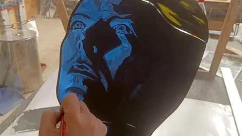 León se ha sumado al recuerdo mundial de David Bowie con una obra artística singular y permanente. La ciudad acoge la única vidriera emplomada retroiluminada realizada en España para conmemorar el décimo aniversario de la muerte del músico británico, fallecido el 10 de enero de 2016. La pieza puede contemplarse desde este fin de semana coronando la entrada del taller Grisallas, en pleno casco urbano leonés.