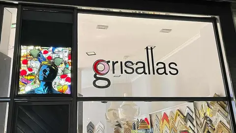 León se ha sumado al recuerdo mundial de David Bowie con una obra artística singular y permanente. La ciudad acoge la única vidriera emplomada retroiluminada realizada en España para conmemorar el décimo aniversario de la muerte del músico británico, fallecido el 10 de enero de 2016. La pieza puede contemplarse desde este fin de semana coronando la entrada del taller Grisallas, en pleno casco urbano leonés.