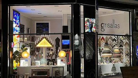 León se ha sumado al recuerdo mundial de David Bowie con una obra artística singular y permanente. La ciudad acoge la única vidriera emplomada retroiluminada realizada en España para conmemorar el décimo aniversario de la muerte del músico británico, fallecido el 10 de enero de 2016. La pieza puede contemplarse desde este fin de semana coronando la entrada del taller Grisallas, en pleno casco urbano leonés.