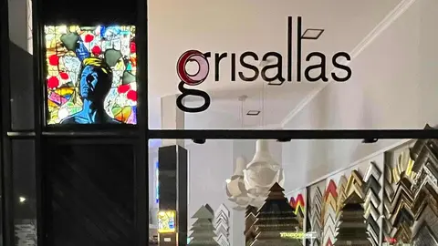 León se ha sumado al recuerdo mundial de David Bowie con una obra artística singular y permanente. La ciudad acoge la única vidriera emplomada retroiluminada realizada en España para conmemorar el décimo aniversario de la muerte del músico británico, fallecido el 10 de enero de 2016. La pieza puede contemplarse desde este fin de semana coronando la entrada del taller Grisallas, en pleno casco urbano leonés.