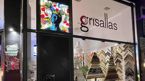 León se ha sumado al recuerdo mundial de David Bowie con una obra artística singular y permanente. La ciudad acoge la única vidriera emplomada retroiluminada realizada en España para conmemorar el décimo aniversario de la muerte del músico británico, fallecido el 10 de enero de 2016. La pieza puede contemplarse desde este fin de semana coronando la entrada del taller Grisallas, en pleno casco urbano leonés.