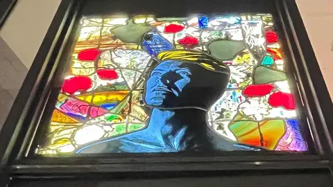 León se ha sumado al recuerdo mundial de David Bowie con una obra artística singular y permanente. La ciudad acoge la única vidriera emplomada retroiluminada realizada en España para conmemorar el décimo aniversario de la muerte del músico británico, fallecido el 10 de enero de 2016. La pieza puede contemplarse desde este fin de semana coronando la entrada del taller Grisallas, en pleno casco urbano leonés.