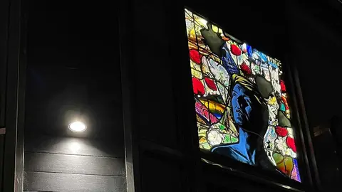 León se ha sumado al recuerdo mundial de David Bowie con una obra artística singular y permanente. La ciudad acoge la única vidriera emplomada retroiluminada realizada en España para conmemorar el décimo aniversario de la muerte del músico británico, fallecido el 10 de enero de 2016. La pieza puede contemplarse desde este fin de semana coronando la entrada del taller Grisallas, en pleno casco urbano leonés.