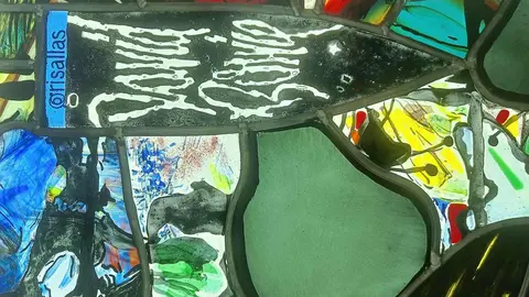 León se ha sumado al recuerdo mundial de David Bowie con una obra artística singular y permanente. La ciudad acoge la única vidriera emplomada retroiluminada realizada en España para conmemorar el décimo aniversario de la muerte del músico británico, fallecido el 10 de enero de 2016. La pieza puede contemplarse desde este fin de semana coronando la entrada del taller Grisallas, en pleno casco urbano leonés.