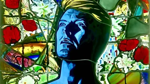 León se ha sumado al recuerdo mundial de David Bowie con una obra artística singular y permanente. La ciudad acoge la única vidriera emplomada retroiluminada realizada en España para conmemorar el décimo aniversario de la muerte del músico británico, fallecido el 10 de enero de 2016. La pieza puede contemplarse desde este fin de semana coronando la entrada del taller Grisallas, en pleno casco urbano leonés.