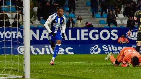 La Ponferradina rompió su mala racha de resultados y Nafti sumó su primera victoria como entrenador blanquiazul gracias a los goles de Borja Vázquez y Keita.