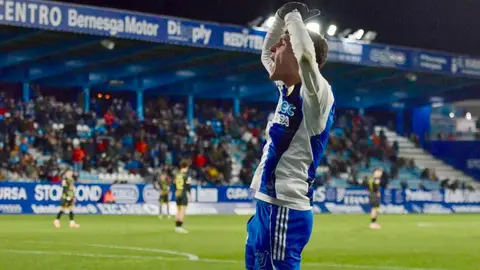 La Ponferradina rompió su mala racha de resultados y Nafti sumó su primera victoria como entrenador blanquiazul gracias a los goles de Borja Vázquez y Keita.