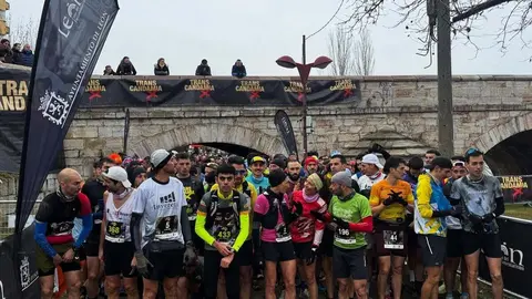 Cerca de 800 corredores, andarines y marchadores se lanzan a la aventura en la Transcandamia 2026. Foto: Ayuntamiento de León.