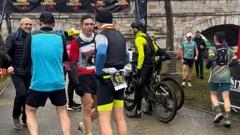 Cerca de 800 corredores, andarines y marchadores se lanzan a la aventura en la Transcandamia 2026. Foto: Ayuntamiento de León.