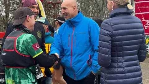 El alcalde de León, José Antonio Diez, da la salida oficial de la Transcandamia, que vuelve a reunir a amantes del trail running. Foto: Ayuntamiento de León.