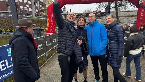 El alcalde de León, José Antonio Diez, da la salida oficial de la Transcandamia, que vuelve a reunir a amantes del trail running. Foto: Ayuntamiento de León.