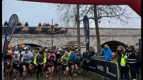 El alcalde de León, José Antonio Diez, da la salida oficial de la Transcandamia, que vuelve a reunir a amantes del trail running. Foto: Ayuntamiento de León.