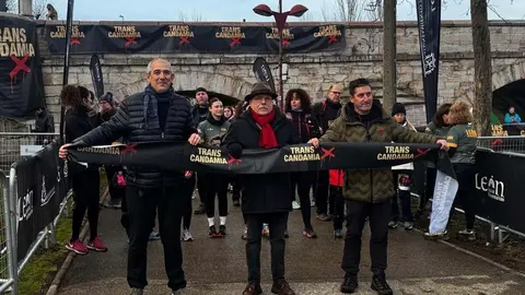 Cerca de 800 corredores, andarines y marchadores se lanzan a la aventura en la Transcandamia 2026. Foto: Ayuntamiento de León.