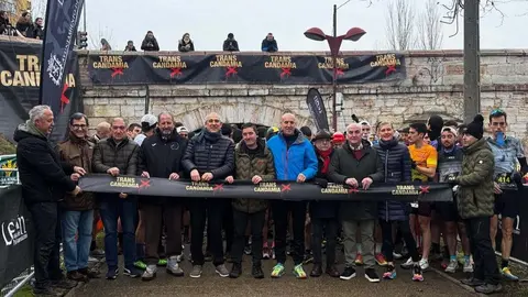 El alcalde de León, José Antonio Diez, da la salida oficial de la Transcandamia, que vuelve a reunir a amantes del trail running. Foto: Ayuntamiento de León.