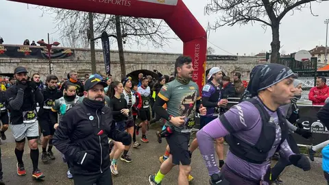 Cerca de 800 corredores, andarines y marchadores se lanzan a la aventura en la Transcandamia 2026. Foto: Ayuntamiento de León.