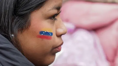 La Asociación de venezolanos integrados en León convocan una concentración para reclamar respeto a la soberanía del pueblo y pedir un juicio contra Nicolás Maduro. Foto: Campillo.