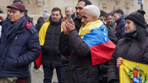 La Asociación de venezolanos integrados en León convocan una concentración para reclamar respeto a la soberanía del pueblo y pedir un juicio contra Nicolás Maduro. Foto: Campillo.