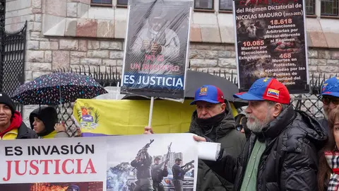 La Asociación de venezolanos integrados en León convocan una concentración para reclamar respeto a la soberanía del pueblo y pedir un juicio contra Nicolás Maduro. Foto: Campillo.
