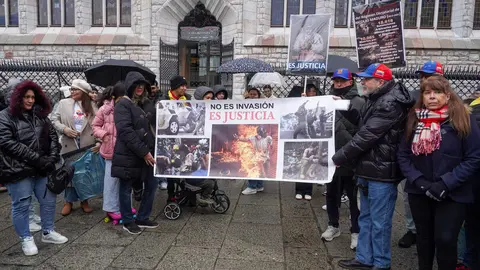 La Asociación de venezolanos integrados en León convocan una concentración para reclamar respeto a la soberanía del pueblo y pedir un juicio contra Nicolás Maduro. Foto: Campillo.