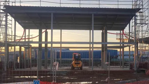 El polígono industrial de Onzonilla ve cómo avanza un nuevo proyecto estratégico para la provincia de León. Desde el pasado mes de junio se ejecuta el futuro centro examinador de la Dirección General de Tráfico, una infraestructura largamente esperada que centralizará los exámenes teóricos y prácticos del permiso de conducir. Fotos: M.A. García