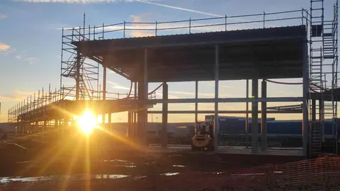 El polígono industrial de Onzonilla ve cómo avanza un nuevo proyecto estratégico para la provincia de León. Desde el pasado mes de junio se ejecuta el futuro centro examinador de la Dirección General de Tráfico, una infraestructura largamente esperada que centralizará los exámenes teóricos y prácticos del permiso de conducir. Fotos: M.A. García