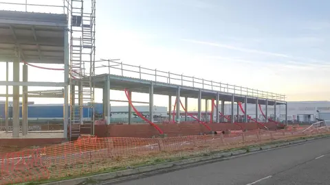 El polígono industrial de Onzonilla ve cómo avanza un nuevo proyecto estratégico para la provincia de León. Desde el pasado mes de junio se ejecuta el futuro centro examinador de la Dirección General de Tráfico, una infraestructura largamente esperada que centralizará los exámenes teóricos y prácticos del permiso de conducir. Fotos: M.A. García