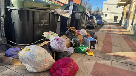 San Andrés del Rabanedo, municipio de cerca de 30.000 habitantes del alfoz de León, continúa arrastrando graves deficiencias en la recogida de residuos urbanos. 40 días después de que se produjeran las primeras averías en el parque móvil municipal, la basura sigue acumulándose en calles. Fotos: S. García