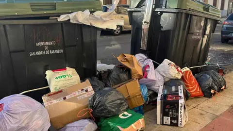 San Andrés del Rabanedo, municipio de cerca de 30.000 habitantes del alfoz de León, continúa arrastrando graves deficiencias en la recogida de residuos urbanos. 40 días después de que se produjeran las primeras averías en el parque móvil municipal, la basura sigue acumulándose en calles. Fotos: S. García