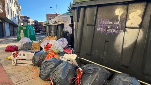 San Andrés del Rabanedo, municipio de cerca de 30.000 habitantes del alfoz de León, continúa arrastrando graves deficiencias en la recogida de residuos urbanos. 40 días después de que se produjeran las primeras averías en el parque móvil municipal, la basura sigue acumulándose en calles. Fotos: S. García