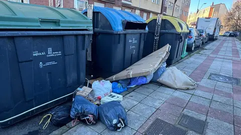 San Andrés del Rabanedo, municipio de cerca de 30.000 habitantes del alfoz de León, continúa arrastrando graves deficiencias en la recogida de residuos urbanos. 40 días después de que se produjeran las primeras averías en el parque móvil municipal, la basura sigue acumulándose en calles. Fotos: S. García