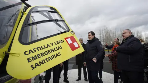El presidente de la Junta de Castilla y León, Alfonso Fernández Mañueco, durante la presentación de las mejoras en transporte de emergencias sanitarias. Foto: César Sánchez.
