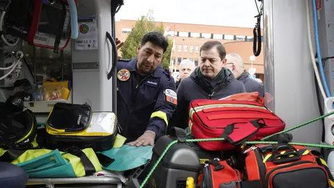 El presidente de la Junta de Castilla y León, Alfonso Fernández Mañueco, durante la presentación de las mejoras en transporte de emergencias sanitarias. Foto: César Sánchez.