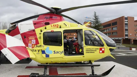 El presidente de la Junta de Castilla y León, Alfonso Fernández Mañueco, durante la presentación de las mejoras en transporte de emergencias sanitarias. Foto: César Sánchez.