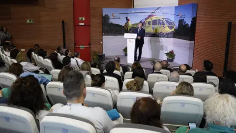 El presidente de la Junta de Castilla y León, Alfonso Fernández Mañueco, durante la presentación de las mejoras en transporte de emergencias sanitarias. Foto: César Sánchez.