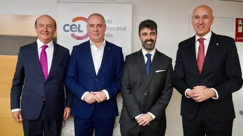 El tesorero del Círculo Empresarial Leonés, CEL, Pablo Roberto Herrero; el presidente del grupo de trabajo del CEL que ha elaborado la encuesta, Miguel Iraburu, acompañados por el director territorial de Abanca Castilla y León, Marcos Lamas, y el alcalde de León, José Antonio Diez, presentan los resultados de la Encuesta Empresarial Círculo 2025. Foto: Campillo.
