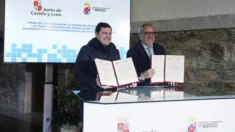El presidente de la Junta de Castilla y León, Alfonso Fernández Mañueco, junto al presidente del Consejo Comarcal del Bierzo, Olegario Ramón, durante la firma del nuevo convenio marco. Foto: César Sánchez.