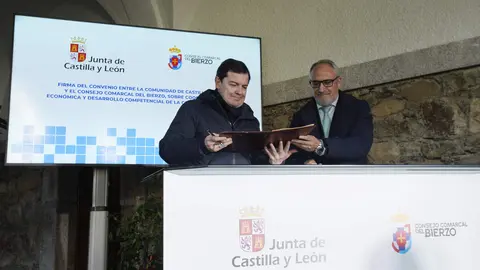 El presidente de la Junta de Castilla y León, Alfonso Fernández Mañueco, junto al presidente del Consejo Comarcal del Bierzo, Olegario Ramón, durante la firma del nuevo convenio marco. Foto: César Sánchez.