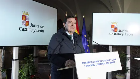 El presidente de la Junta de Castilla y León, Alfonso Fernández Mañueco durante la firma del nuevo convenio marco. Foto: César Sánchez.
