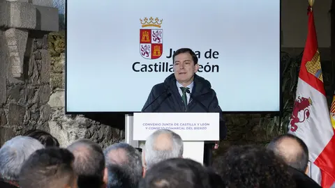 El presidente de la Junta de Castilla y León, Alfonso Fernández Mañueco durante la firma del nuevo convenio marco. Foto: César Sánchez.