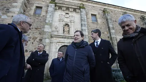 El presidente de la Junta de Castilla y León, Alfonso Fernández Mañueco, junto al presidente del Consejo Comarcal del Bierzo, Olegario Ramón, durante la firma del nuevo convenio marco. Foto: César Sánchez.