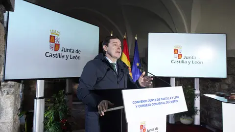 El presidente de la Junta de Castilla y León, Alfonso Fernández Mañueco durante la firma del nuevo convenio marco. Foto: César Sánchez.